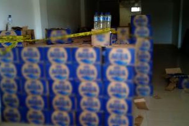 15.000 liter minuman keras lokal jenis cap tikus diselundupkan dari Bitung Sulawesi Utara, ditangkap di salah satu ruko di Entrop, Jayapura Selatan, Kota Jayapura, Kamis (25/6/2015). 