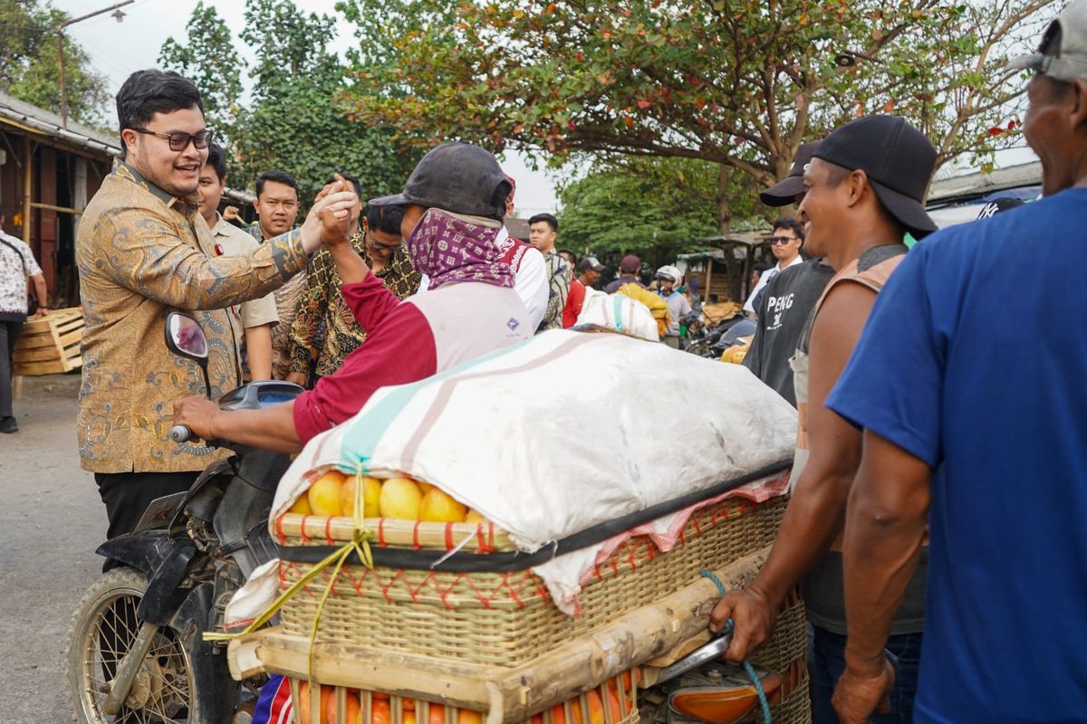 Bupati Kediri Hanindhito Himawan Pramana saat mengunjungi langsung Pasar Buah Banyakan.
