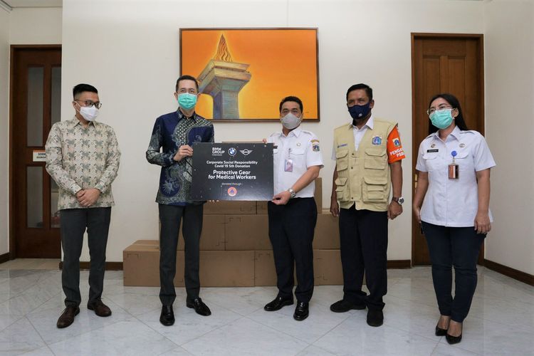 BMW Group Indonesia kembali menyalurkan bantuan penanganan Covid-19. Donasi tahap kelima ini hadir dalam bentuk alat pelundung diri (APD) untuk tenaga medis yang disalurkan melalui Badan Penanggulangan Bencana Daerah (BPBD) DKI Jakarta.

