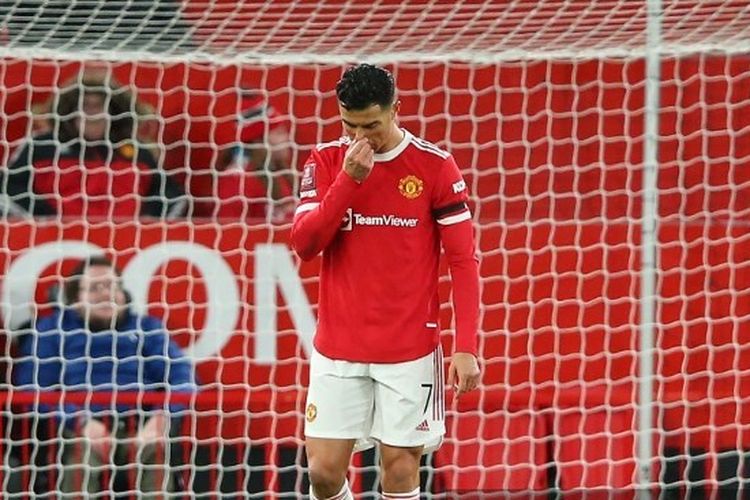 Eksrpesi kecewa Cristiano Ronaldo setelah tendangan penaltinya melebar pada laga Man United vs Middlesbrough di Stadion Old Trafford, Sabtu (5/2/2022) dini hari WIB. Duel Man United vs Middlesbrough merupakan laga putaran keempat Piala FA.