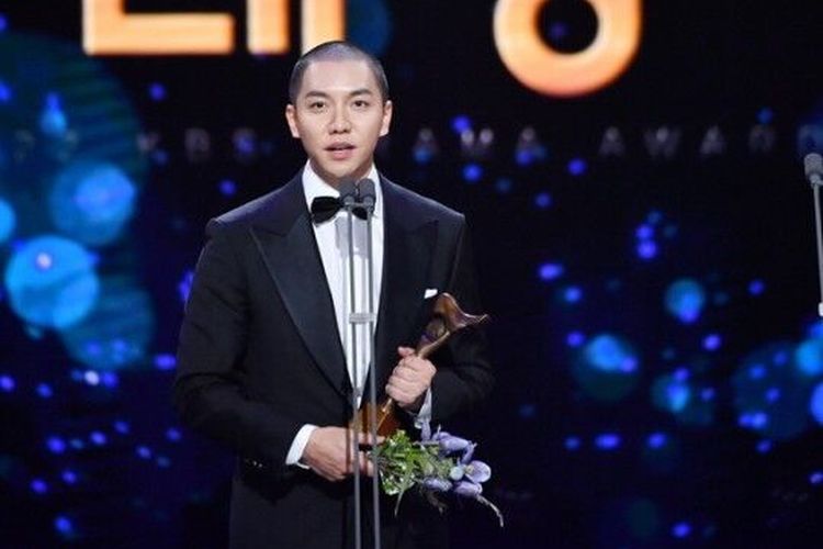 Aktor Lee Seung Gi menghadiri KBS Drama Awards 2022 pada 31 Desember 2022 dengan penampilan baru.