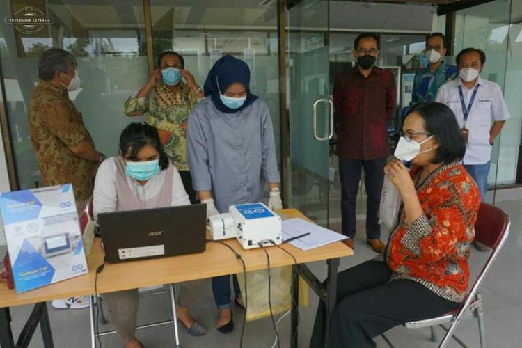 Direktur Operasi dan Produksi PG Digna Jatiningsih saat mencoba GeNoSe C19 di UGM Science Techno Park, Yogyakarta, Jumat (5/2/2021).