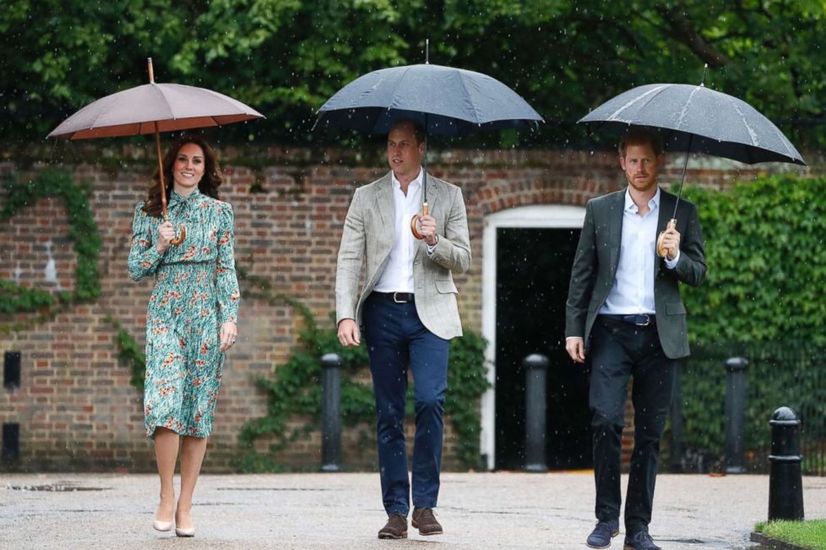 Pangeran William dan istri, Kate Middleton, bersama Pangeran Harry mengunjungi Taman Putih.