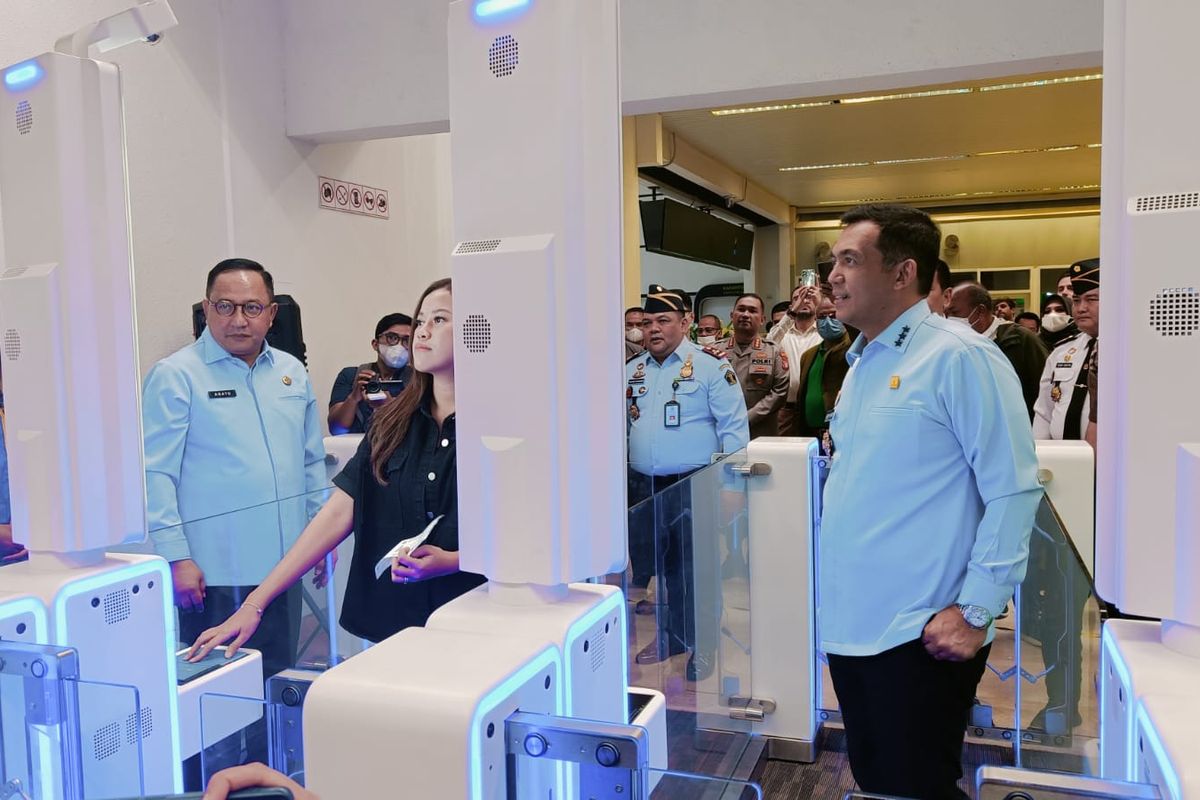 Direktur Jenderal Imigrasi, Silmy Karim meresmikan pengoperasian 10 unit  autogate di Terminal 2 Bandara Internasional Soekarno-Hatta, Tangerang pada  Kamis (26/1/2023).