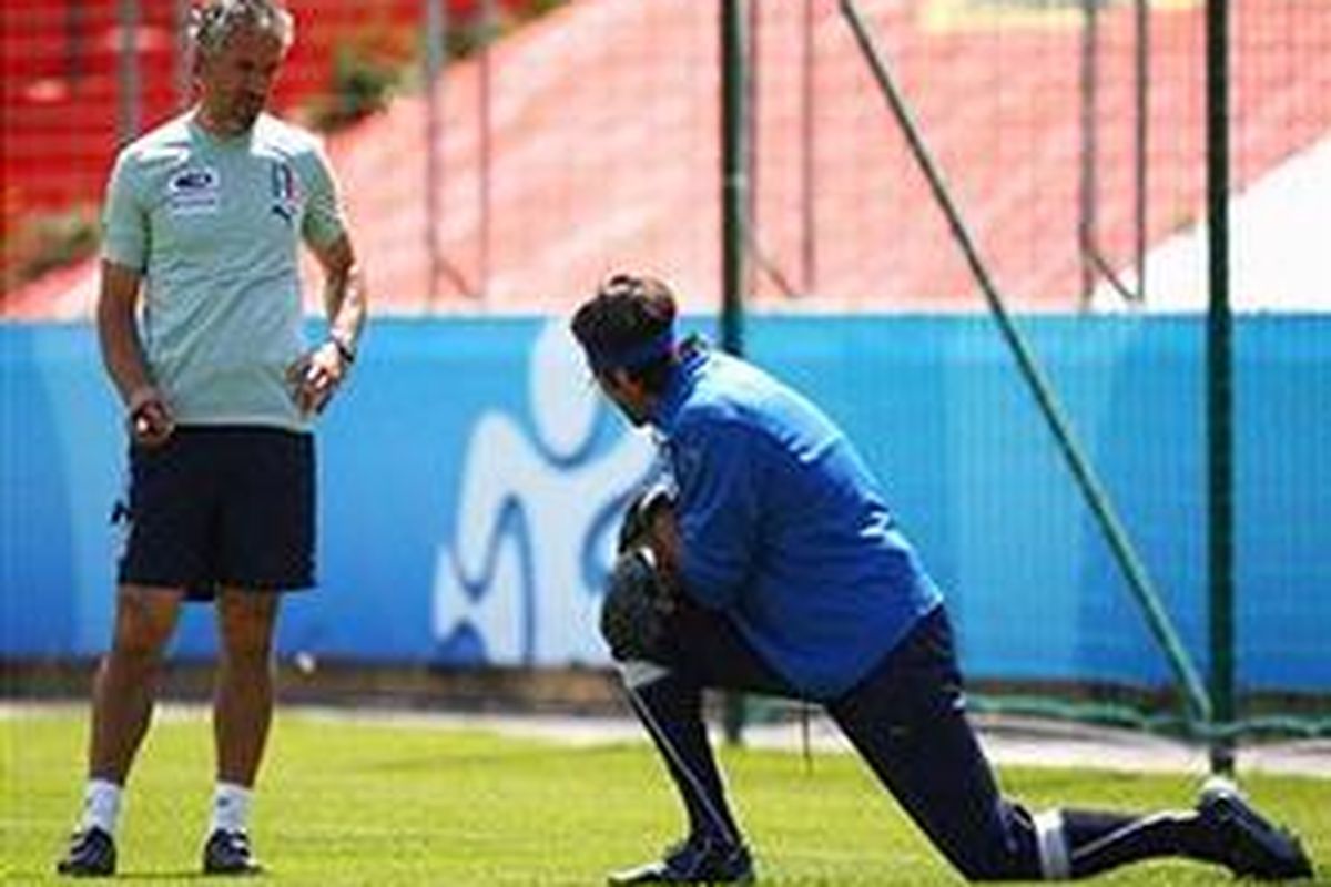 Roberto Donadoni (kiri) ketika memimpin latihan Gianluigi Buffon dkk di Piala Eropa 2008. Kini, dia harus lengser karena gagal.