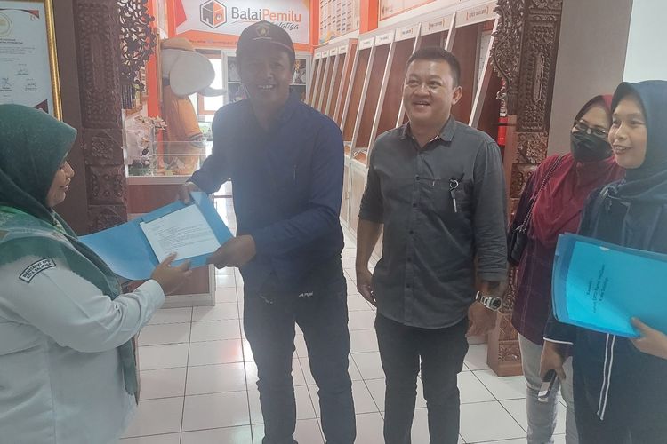 Pengurus Nasdem Salatiga menyerahkan surat pengunduran diri ke KPU Salatiga