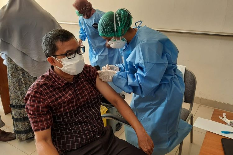 RSUP Haji Adam Malik mulai melakukan vaksinasi dosis ketiga atau vaksinasi booster Covid-19 bagi para tenaga kesehatan.