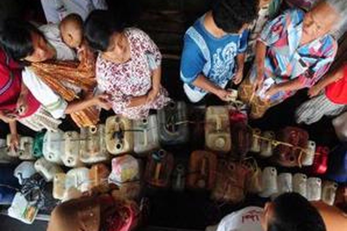 Antre minyak tanah karena warga khawatir terjadi kelangkaan.