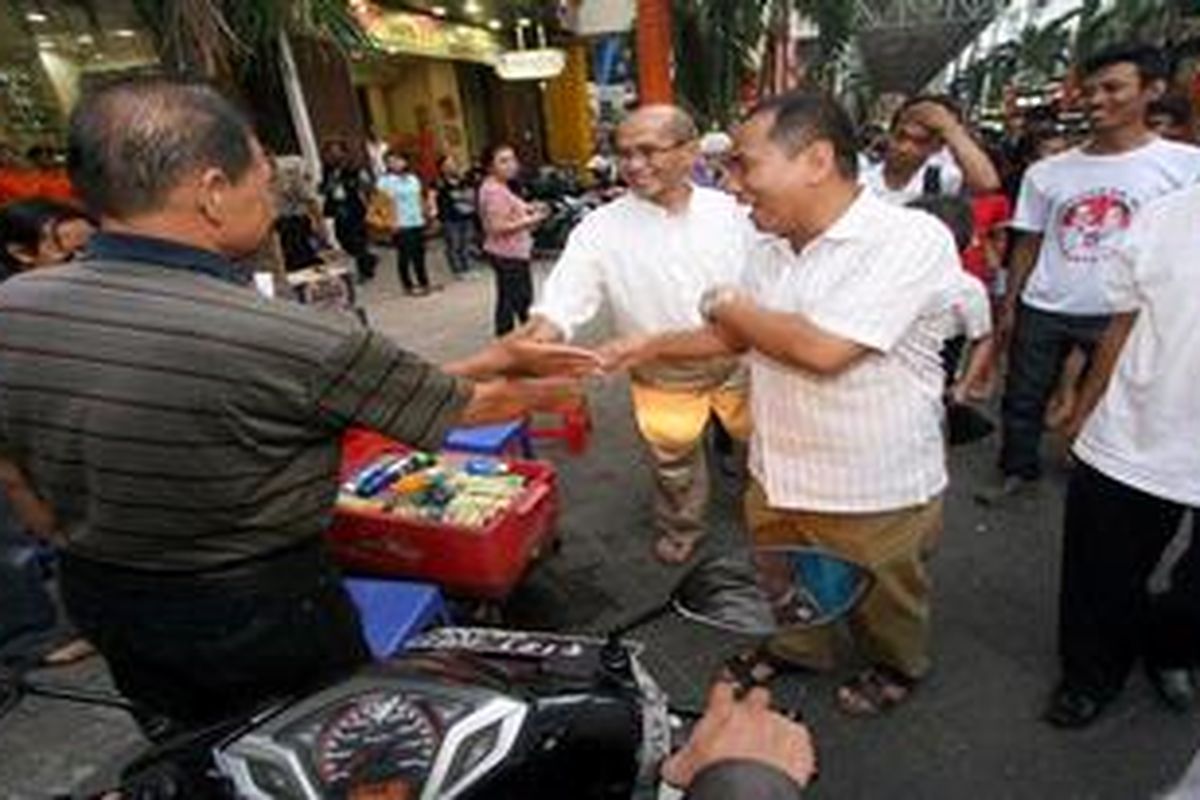 Pasangan Calon Gubernur dan Wakil Gubernur nomor urut 5 yaitu Faisal Basri dan Biem Benyamin bersama-sama mengunjungi pusat perbelanjaan Pasar Baru, Jakarta, Rabu (27/6/2012). Selain menyapa para pedagang mereka juga melihat kondisi jalur pedestrian di Pasar Baru yang dilintasi  motor dan mobil.  