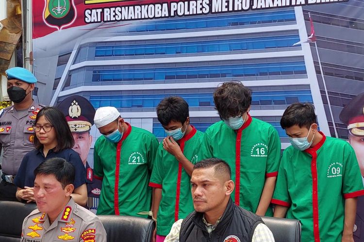Empat kurir narkoba pengantar 304 kilogram ganja kering ditangkap Polres Metro Jakarta Barat. Keempatnya diperlihatkan di Mapolres Metro Jakarta Barat, Jumat (16/9/2022).