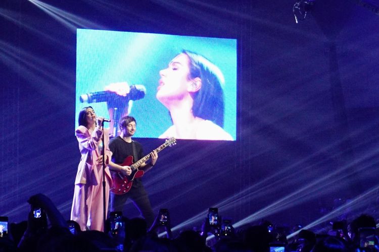 Penyanyi Dua Lipa saat tampil di Lazada Super Par7y di Indonesia Convention Exhibition (ICE), BSD City, Tangerang Selatan, Selasa (26/3/2019).