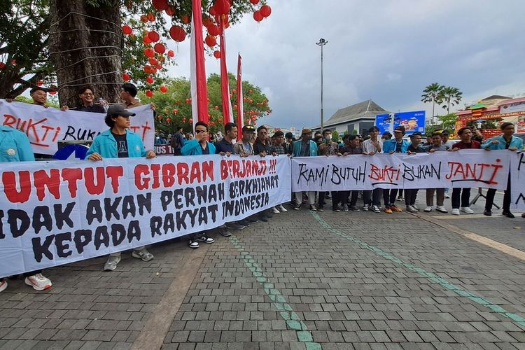 Mahasiswa berseru dan menuntut janji ke Capres-Cawapres, Prabowo Subianto dan Gibran Rakabuming Raka pada Selasa (6/2/2024).