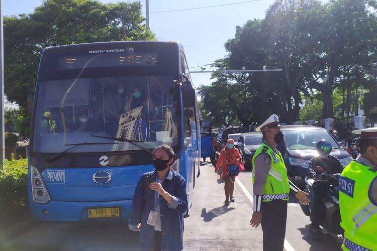 Sejumlah penumpang Trans Jakarta memilih turun di jalan dibandingkan di Halte Harmoni, pasalnya kemacetan bus terjadi cukup panjang di Simpang Harmoni pada Kamis (2/12/2021). 