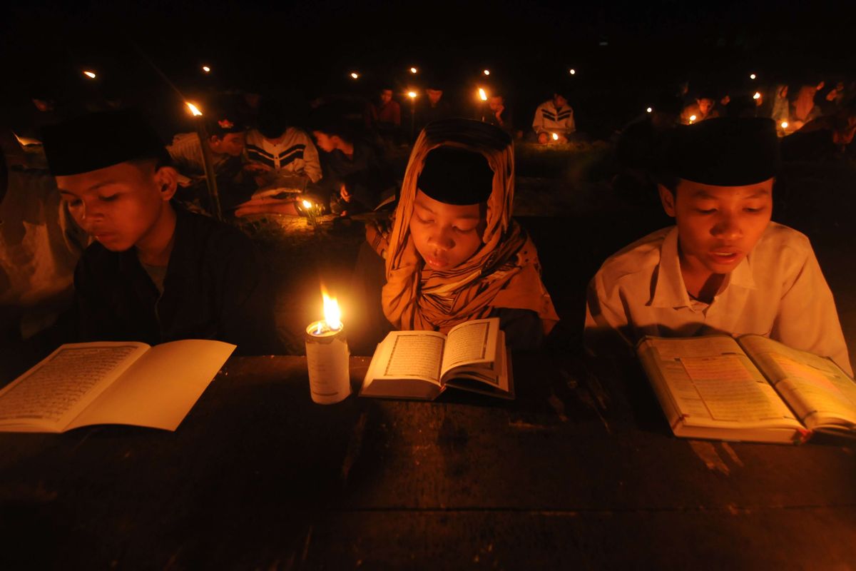 Santri membaca Al Quran bersama saat mengaji malam 'selikuran' di Pondok Pesantren Nurul Hidayah Al Mubarokah, Andong, Boyolali, Jawa Tengah, Jumat (22/4/2022). Kegiatan membaca Alquran yang diikuti para santri dan santriwati tersebut untuk memperingati Nuzulul Quran sekaligus menyambut Lailatul Qadar pada malam 'selikuran' atau malam ke-21 Ramadhan.