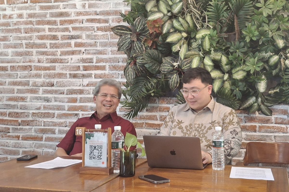 Todung Mulya Lubis, penasehat hukum WNA asal Amerika Serikat, Richard Garcia, saat jumpa pers di Denpasar, Bali, pada Rabu (14/5/2025). KOMPAS.COM/ Yohanes Valdi Seriang Ginta