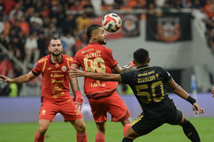 Pesepak bola Persija Jakarta Maxwell Souza (tengah) berebut bola atas dengan pesepak bola Borneo FC Rivaldo Pakpahan (kanan) pada lanjutan Super League 2025-2026 di Stadion Jakarta International Stadium (JIS) di Jakarta, Selasa (3/3/2026). ANTARA FOTO/Fakhri Hermansyah/YU