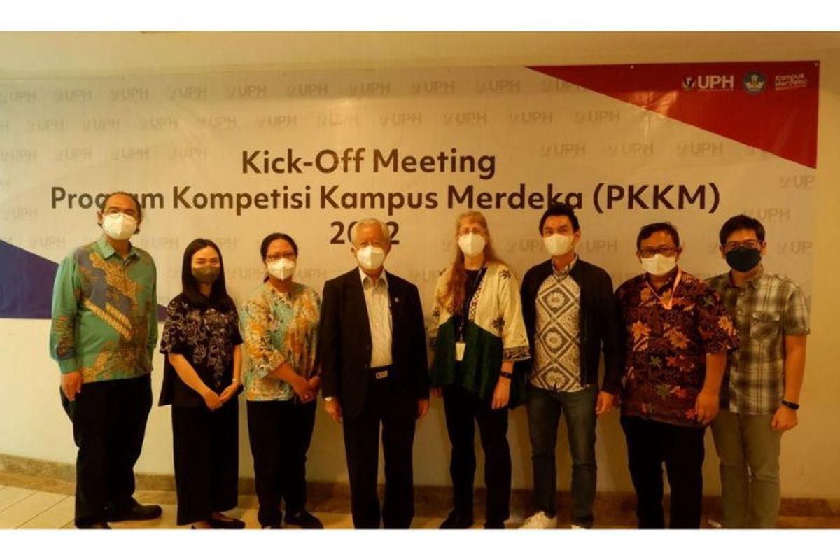 Keempat dari kiri, Rektor UPH Dr (Hon) Jonathan L Parapak, M.Eng Sc bersama jajaran pimpinan UPH dan tim Penerima Dana Hibah PKKM.