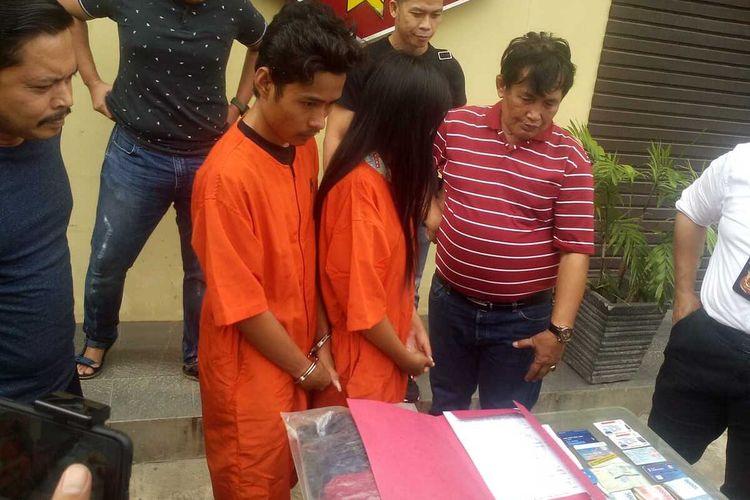 Ajang Sumana (24) dan Kartini (21) pelaku penipuan dengan modus prostitusi online saat berada di Polda Sumatera Selatan, Rabu ,(4/3/2020).