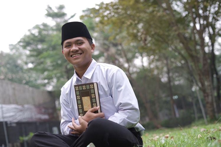 Aktivitas Salamun, salah satu penerima beasiswa eTahfizh School Dompet Dhuafa.
