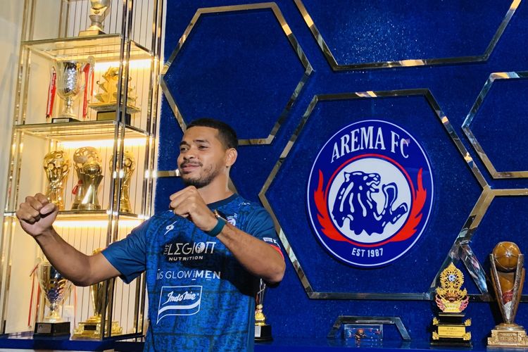 Hasyim Kipuw seusai diperkenalkan sebagai pemain baru Arema FC untuk musim 2022 di Kandang Singa Kantor Arema FC Kota Malang, Senin (11/3/2022) siang.