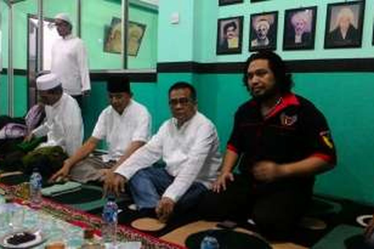Sjafrie Sjamsoeddin didampingi M Taufik melanjutkan safari politiknya ke Masjid Kramat Al Mukkaromah Kampung Bandan, Ancol, Jakarta Utara, Jumat (22/7/2016).