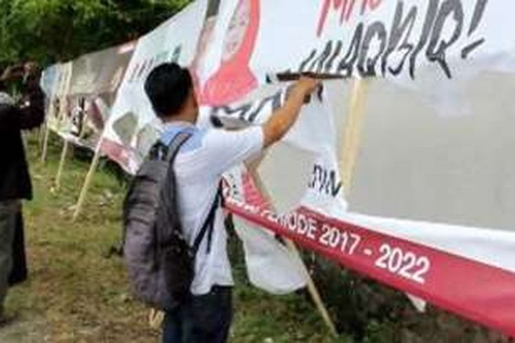 Panwaslu dan KPUD Kabupaten Majene terus mendapat laporan perusakan alat peraga kampanye tiga pasangan calon gubernur sulbar 2017 yang baru sepekan dipasang. Karena dicoret wajah tiga pasnagan calon tak dikenali lagi. 