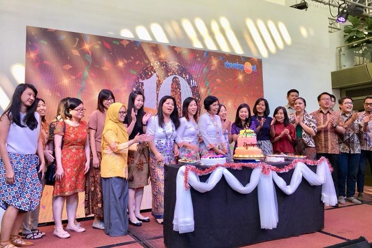 Koordinator dan tutor tampil di panggung untuk memotong kue di acara wisuda tahunan serta perayaan ulang tahun ke-10 Development Program atau Sekolah Development di The Pavilion, Far East Square, Singapura, Minggu (3/12/2017)