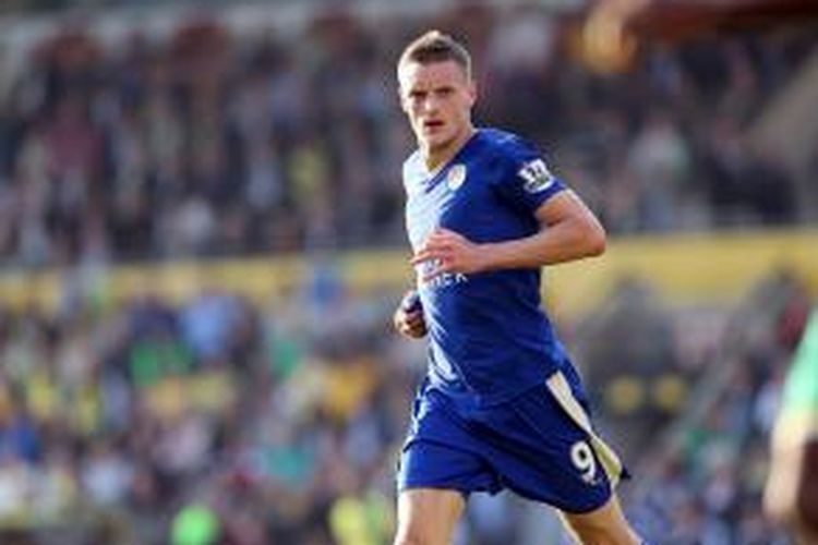 Jamie Vardy terus menunjukkan ketajamannya saat Leicester menang 2-1 di kandang Norwich City, Sabtu (3/10/2015). 
