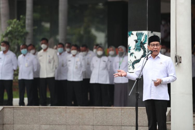 Menteri Desa, Pembangunan Daerah Tertinggal, dan Transmigrasi (Mendes PDTT) Abdul Halim Iskandar saat menjadi Pembina apel gabungan di Lapangan Parkir Kemendesa PDTT, Senin (6/6/2022).
