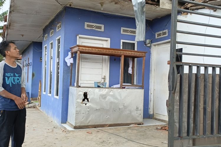 Kisah Sudrajat, Gerobak Baksonya Hancur Saat Puting Beliung Terjang Pacet Bandung