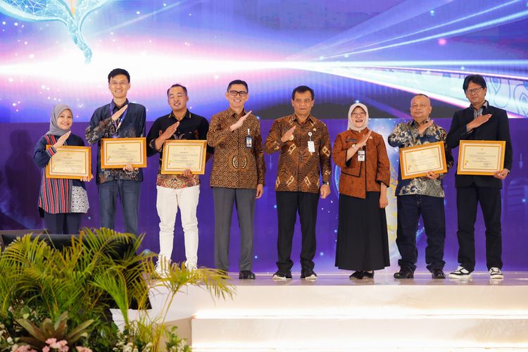 Gubernur Jawa Tengah (Jateng) Ahmad Luthfi berfoto bersama para pemenang Investment Challenge 2025 dalam gelaran Central Java Investment Business Forum (CJIBF) di Hotel Padma, Kota Semarang, Jateng, Selasa, (4/11/2025).