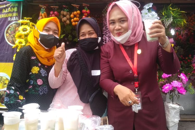 Anggota DPRD Kabupaten Grobogan Lusia Indah Artani menjajal es gempol dagangan (jilbab hitam)Suwarni (47) di Pasar Umum Kota Purwodadi, Grobogan, Rabu (5/1/2022).