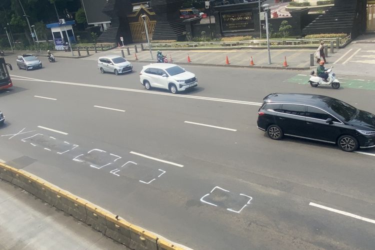 Jalan Sudirman Jaksel Rusak akibat Hujan, Bina Marga Lakukan Penambalan