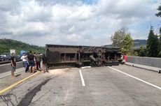 Awas Macet, Ada Pengalihan Arus Imbas Kecelakaan Truk di Tol Cipularang