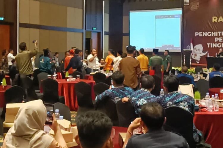 DIULANG: Protes dari para saksi lintas partai saat rekapitulasi suara di El Hotel Banyuwangi.