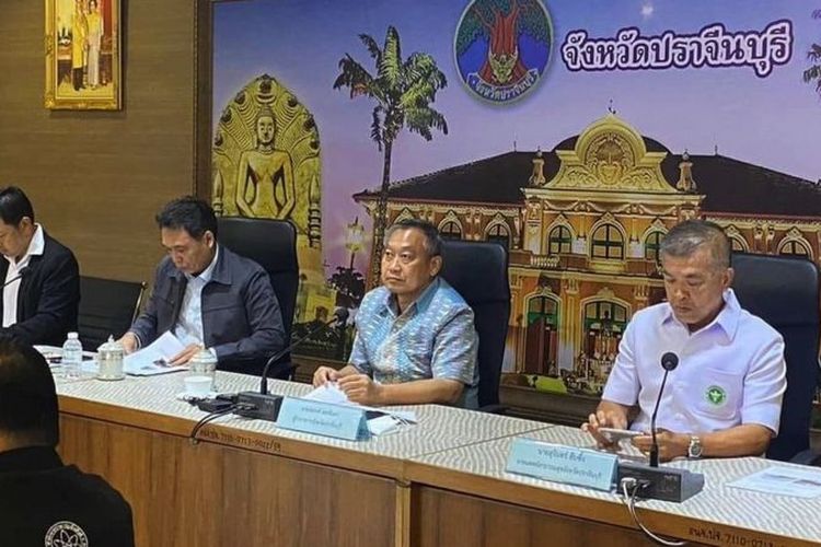 Gubernur Prachinburi dan OAP dalam konferensi pers pada 14 Maret.