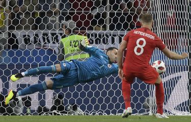 Kiper Kolombia David Ospina menggagalkan tendangan pemain Inggris Jordan Henderson saat adu penalti pada laga 16 besar Piala Dunia 2018 di Otkrytiye Arena, Selasa (3/7/2018) atau Rabu dini hari WIB. Inggris menang 4-3 dalam drama adu penalti dan memastikan tiket ke perempat final.
