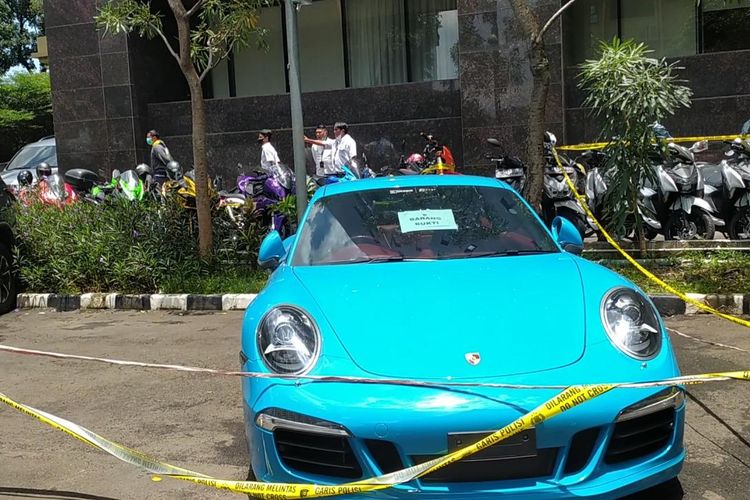 Mobil mewah merek Porsche milik Doni Salmanan di halaman Bareskrim Polri, Jakarta, Senin (14/3/2022).