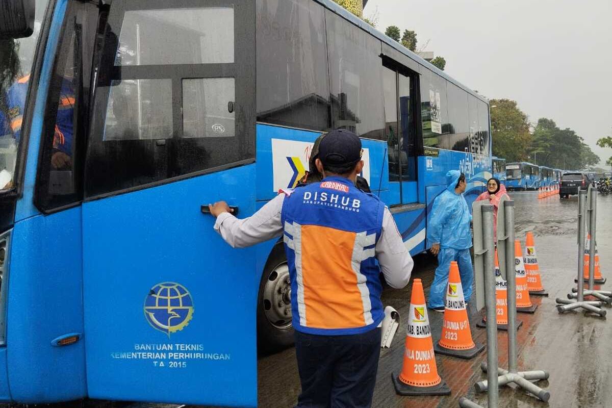 Beberapa petugas tengah mempersiapkan shuttle bus untuk mengangkut penonton yang akan menyaksikan pertandingan Piala Dunia U-17 di Stadion Si Jalak Harupat (SJH) Soreang, Kabupaten Bandung, Jawa Barat pada Senin (13/11/2023)