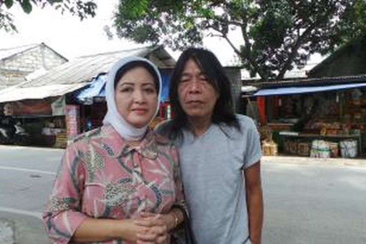 Gitaris band God Bless, Ian Antono, bersama istri sekaligus manajernya, mantan drummer Titiek Saelan