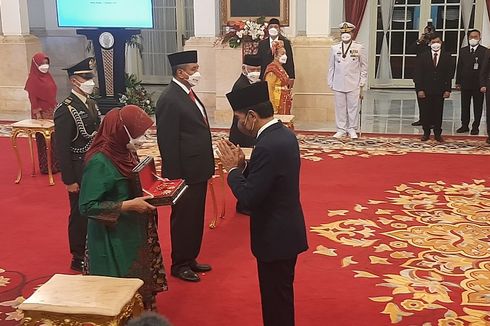 Jokowi Anugerahi Tanda Kehormatan bagi 127 Tokoh, dari Sastrawan hingga Nakes