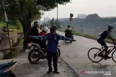 Hindari Pemeriksaan Saat PSBB, Para Pengendara Susuri Jalan di Pinggir Sungai KBT