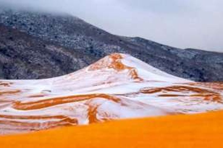 Setelah hampir 40 tahun salju kembali turun di gurun Sahara, Afrika Utara tepatnya di dekat kota Ain Sefra, Aljazair.