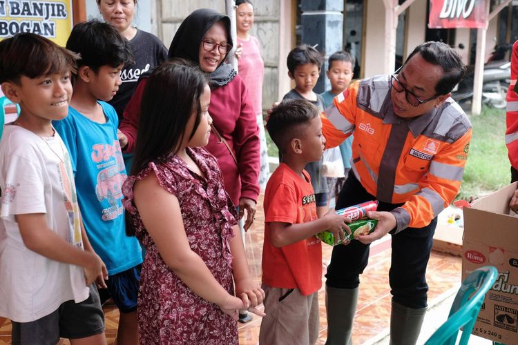 Tim CSR PT Semen Gresik membagikan biskuit kepada anak-anak korban banjir bandang di Kabupaten Grobogan, Jawa Tengah.