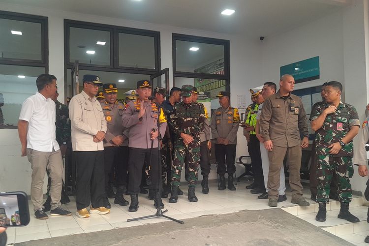 Kapolri Jenderal Listyo Sigit Prabowo saat memberikan keterangan pers di Instalasi Forensik RSUD Karawang, Jawa Barat, Senin (8/4/2024).