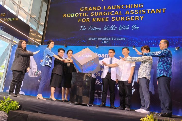 Siloam Hospitals Surabaya resmi meluncurkan CUVIS Robotic Surgical Assistant, teknologi bedah robotik mutakhir asal Korea Selatan untuk prosedur Total Knee Replacement (TKR) di Main Lobby New Building Raya Gubeng Surabaya, Jawa Timur, Rabu (13/8/2025) siang.