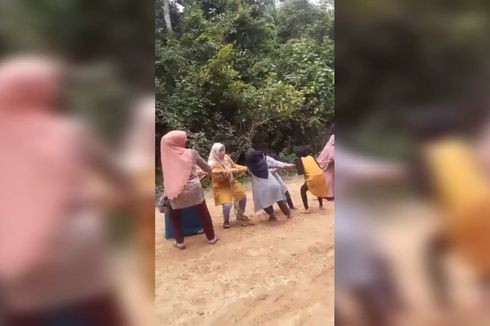 Viral, Video Emak-emak Tarik Bus di Jalanan Berlumpur, Ini Penyebabnya