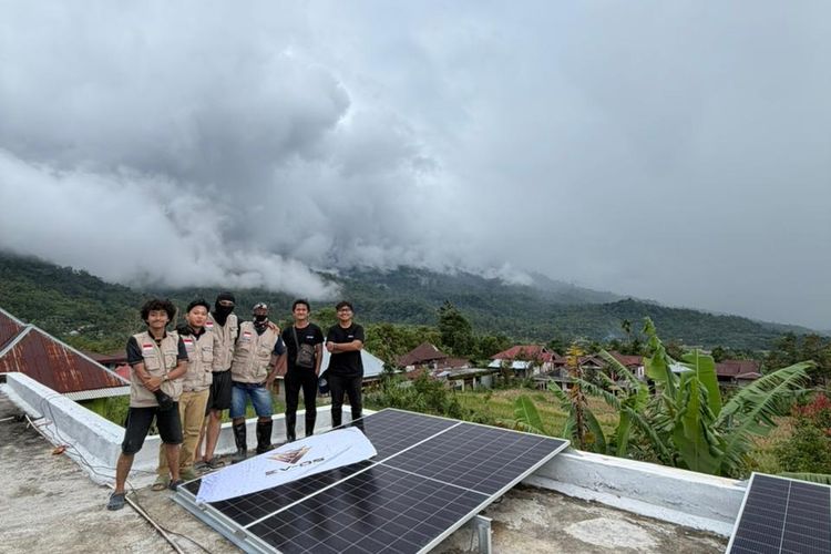 Unair Pasang Solar Panel dan Starlink di Agam, Pulihkan Listrik dan Komunikasi