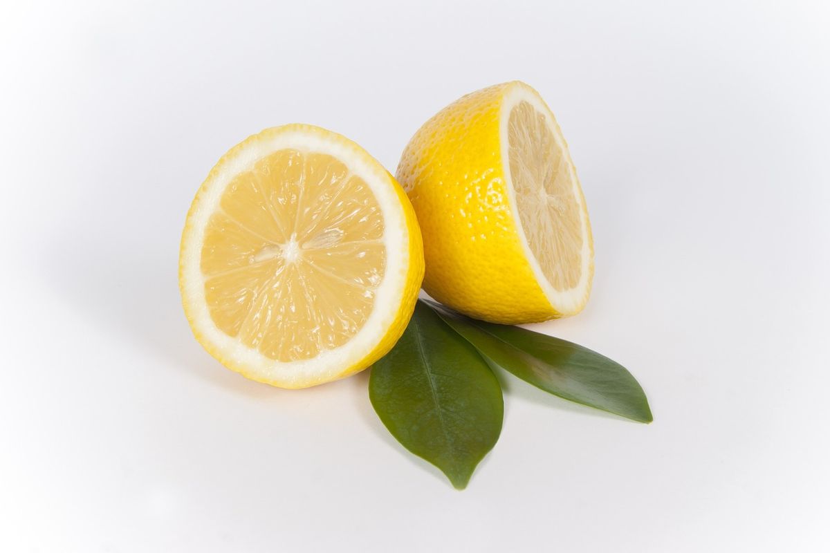 Ilustrasi lemon. Lemon dan jeruk mampu membersihkan usus dan melancarkan proses pencernaan.