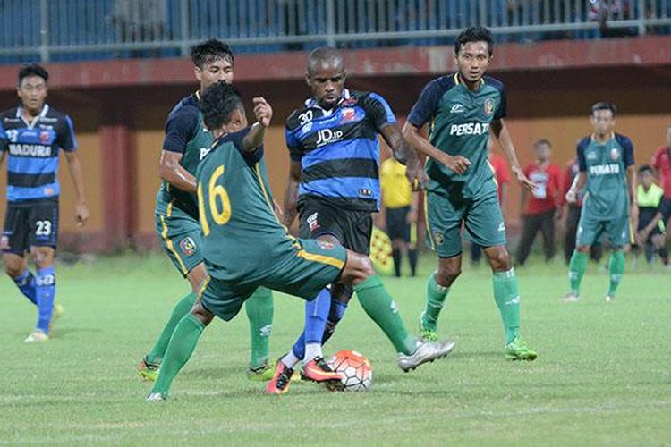 Empat pemain Persatu Tuban menghadang Greg Nwokolo saat pertandingan persahabatan di stadion Gelora Ratu Pamellingan, Ahad (5/2/2017) malam.